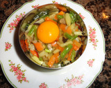 Foto del paso 3 de la receta: Timbal de salteado de verduras y huevo escalfado