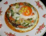 Foto del paso 4 de la receta: Timbal de salteado de verduras y huevo escalfado