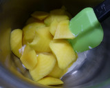 Foto del paso 1 de la receta: Timbal de frutas con queso cremoso y salsa de mango