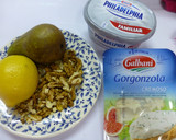 Foto del paso 1 de la receta: Canapé de queso azul, pera y nueces