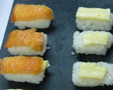 Foto del paso 2 de la receta: Canapé sushi de queso y salmón