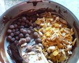 Foto del paso 3 de la receta: Turrón de dos chocolates con bolitas y mix de cereales