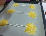 Foto del paso 2 de la receta: Canapé de piruletas de queso y almendras