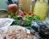 Foto del paso 1 de la receta: Ensalada de Navidad con marisco, fruta, encurtidos y frutos secos