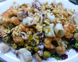 Foto del paso 5 de la receta: Ensalada de Navidad con marisco, fruta, encurtidos y frutos secos