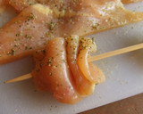 Foto del paso 5 de la receta: Brochetas de pollo con frutas secas, arroces y repollo dorado