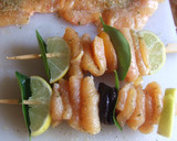Foto del paso 6 de la receta: Brochetas de pollo con frutas secas, arroces y repollo dorado