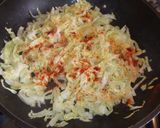Foto del paso 10 de la receta: Brochetas de pollo con frutas secas, arroces y repollo dorado