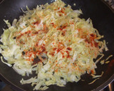Foto del paso 10 de la receta: Brochetas de pollo con frutas secas, arroces y repollo dorado