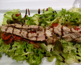 Foto del paso 3 de la receta: Ensalada de ventresca con cebolla caramelizada y pimientos