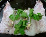 Foto del paso 3 de la receta: Cogote de merluza sobre cama de patatas y cebolla
