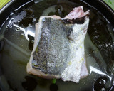 Foto del paso 4 de la receta: Cogote de merluza sobre cama de patatas y cebolla