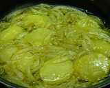 Foto del paso 5 de la receta: Cogote de merluza sobre cama de patatas y cebolla