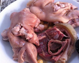 Foto del paso 1 de la receta: Arroz con manitas de cerdo y jamón
