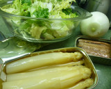 Foto del paso 1 de la receta: Ensalada de espárragos, ventresca y pimientos