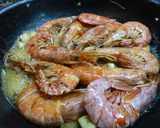 Foto del paso 1 de la receta: Gambones a la plancha con berberechos y mejillones naturales