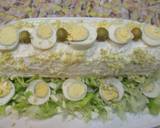 Foto del paso 7 de la receta Arrollado de pionono con crema de pollo, huevos y aceitunas
