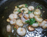 Foto del paso 2 de la receta: Salmón con gambas a las hierbas provenzales