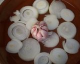 Foto del paso 1 de la receta: Pollo con cebollas al vino dorado del campo de Cartagena