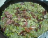 Foto del paso 2 de la receta: Guisantes, habas y jamón con huevos rotos