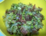 Foto del paso 3 de la receta: Guisantes, habas y jamón con huevos rotos