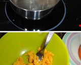 Foto del paso 1 de la receta: Huevos rellenos de salmón en aceite y aceituna