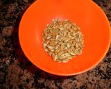 Foto del paso 2 de la receta: Canapés de mayonesa y pipas
