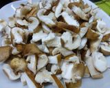 Foto del paso 1 de la receta: Huevo escalfado con setas picaditas