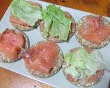 Foto del paso 2 de la receta: Canapés de salmón con sus huevas y crema agria