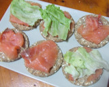 Foto del paso 2 de la receta: Canapés de salmón con sus huevas y crema agria