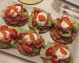 Foto del paso 3 de la receta: Canapés de salmón con sus huevas y crema agria