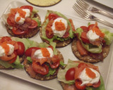 Foto del paso 3 de la receta: Canapés de salmón con sus huevas y crema agria