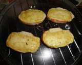 Foto del paso 3 de la receta: Tostas gratinadas de queso Torta del Casar
