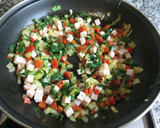 Foto del paso 2 de la receta: Tortilla con huevos caseros de perejil y pavo