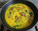 Foto del paso 3 de la receta: Tortilla con huevos caseros de perejil y pavo
