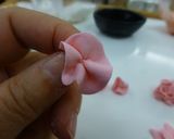 Foto del paso 2 de la receta: Hacer flores de fondant para tartas