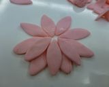Foto del paso 6 de la receta: Hacer flores de fondant para tartas