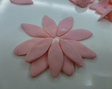 Foto del paso 6 de la receta: Hacer flores de fondant para tartas