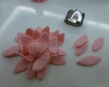 Foto del paso 7 de la receta: Hacer flores de fondant para tartas