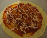 Foto del paso 3 de la receta: Pizza invertida de bacon y gambas