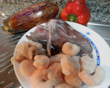 Foto del paso 1 de la receta: Calamares rellenos de gambas y berenjena