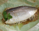 Foto del paso 6 de la receta: Lubina rellena de gulas y gambitas en papillote