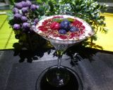 Foto del paso 5 de la receta: Postre yogur con salsa de frambuesas y arándanos