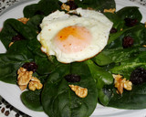 Foto del paso 3 de la receta: Ensalada de espinacas con huevo a la plancha