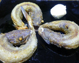 Foto del paso 4 de la receta: Pescadilla enroscada frita