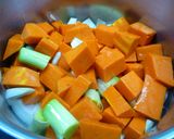Foto del paso 2 de la receta: Crema de calabaza con salsa de nata y yema