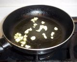 Foto del paso 3 de la receta: Espinacas con dientes de ajo y piñones