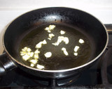 Foto del paso 3 de la receta: Espinacas con dientes de ajo y piñones