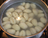 Foto del paso 3 de la receta: Ñoquis caseros con salsa de tomate a la crema