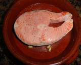 Foto del paso 1 de la receta: Salmón fresco a la plancha con salsa rosa